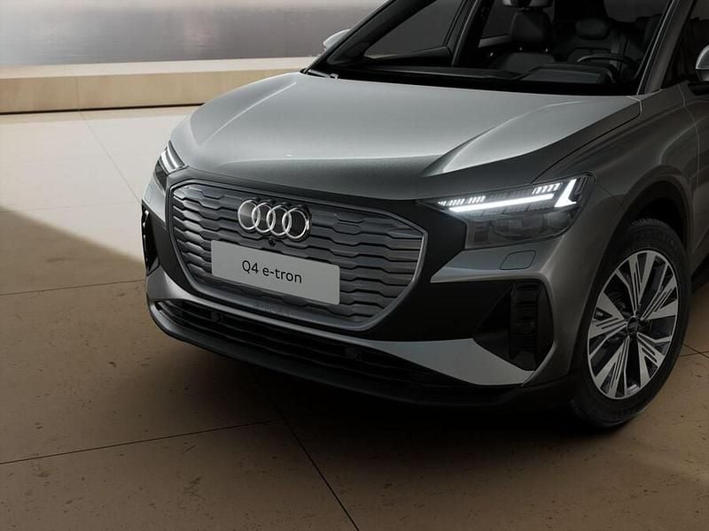 Nuova Audi Q4 e-tron Design 150 kW (204 CV) 2026 Grigio taifun metallizzato SUV