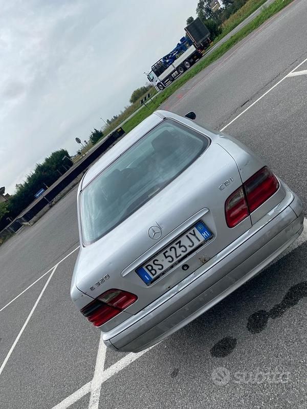 Usata Mercedes E320 2001 Grigio Berlina