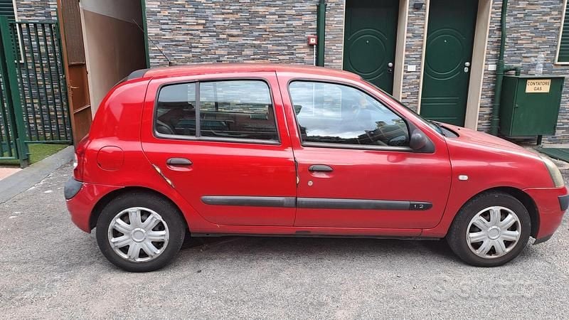 Usata Renault Clio II 75 CV (55 kW) 2005 Rosso Utilitaria