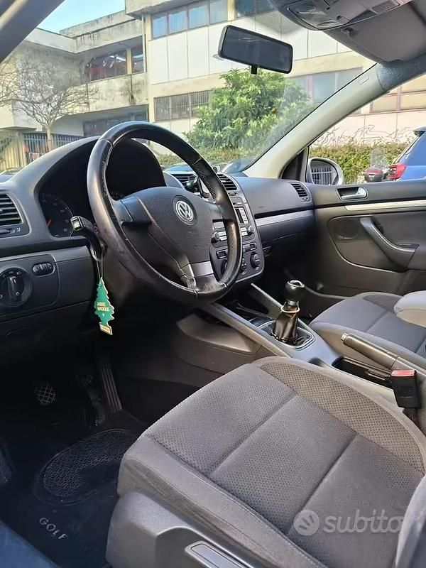 Usata VW Golf V 102 CV (75 kW) 2007 Grigio Berlina