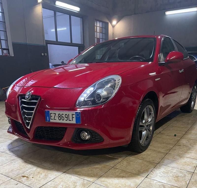 Rosso Usata 2015 Alfa Romeo Giulietta Exclusive Tre volumi | 6500 € (Buon prezzo) - Immagine 1/4