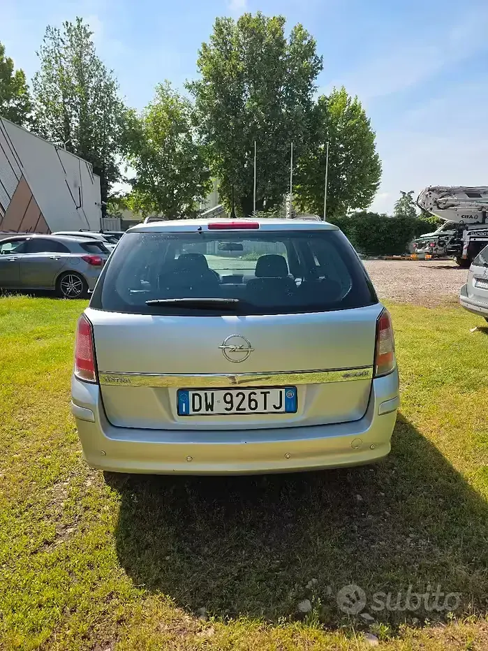 Usata Opel Astra 110 CV (80 kW) 2009 Grigio Station wagon