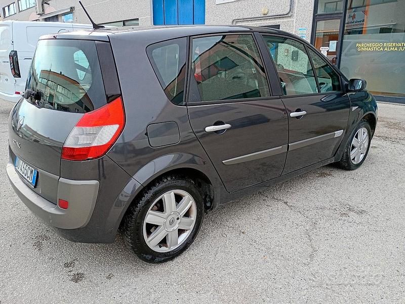 Usata Renault Scénic II 100 CV (73 kW) 2005 Monovolume