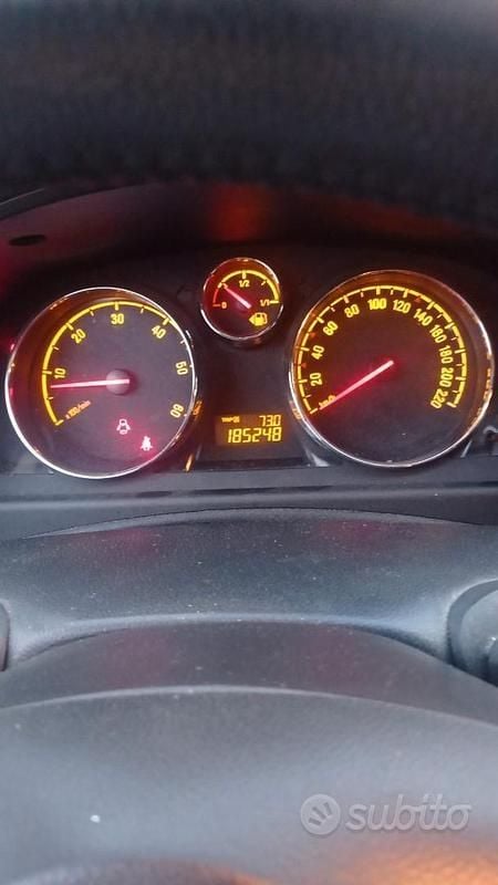 Nero Usata 2011 Opel Antara SUV | 5200 € (Buon prezzo) - Immagine 1/4