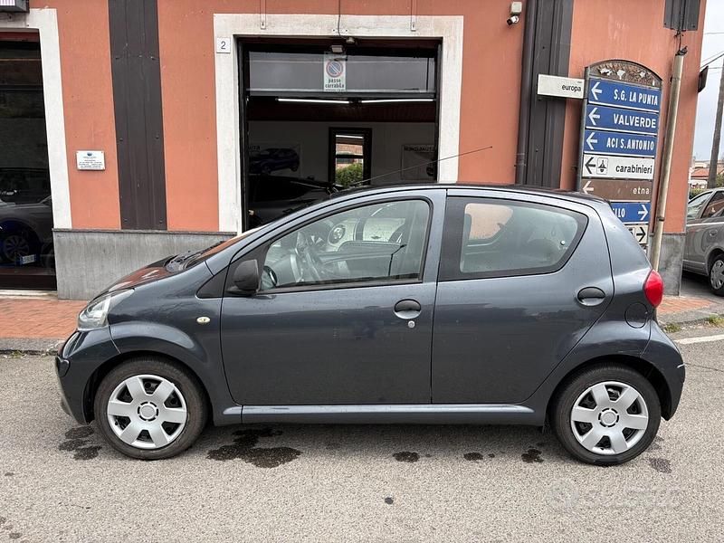 Usata Toyota Aygo 67 CV (49 kW) 2007 Grigio Utilitaria