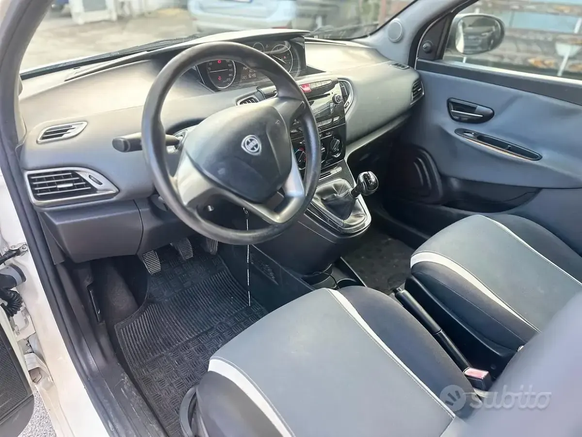 Usata Lancia Ypsilon Gold 95 CV (69 kW) 2015 Bianco Utilitaria