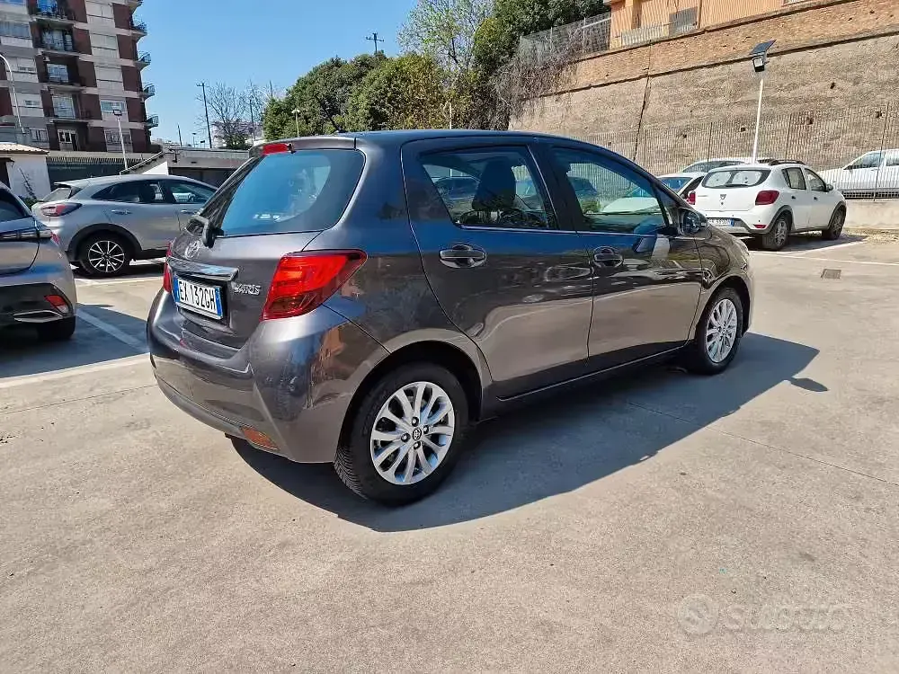 Begagnad Toyota Yaris Lounge 69 HK (50 kW) 2014 Grå Halvkombi