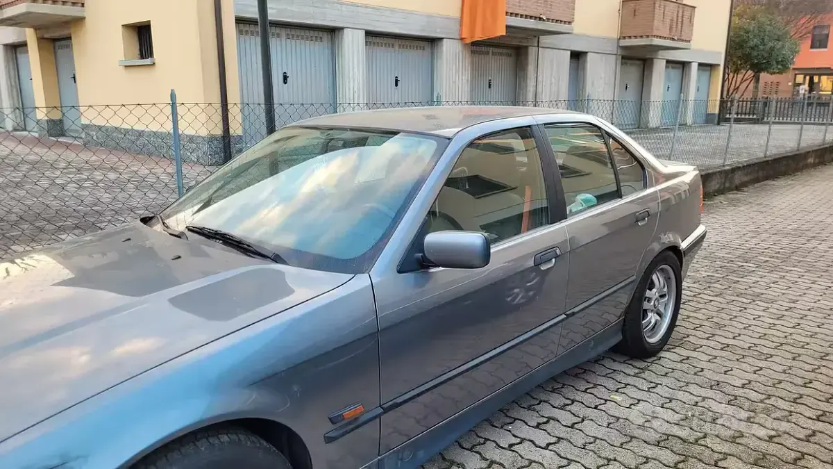 Usata BMW 318 115 CV (84 kW) 1995 Grigio Berlina