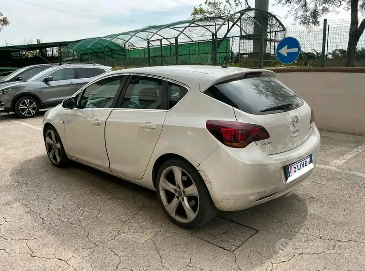 Usata Opel Astra Cosmo 110 CV (80 kW) 2011 Berlina