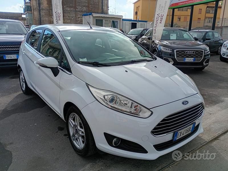 Usata Ford Fiesta Titanium 74 CV (54 kW) 2014 Bianco Berlina