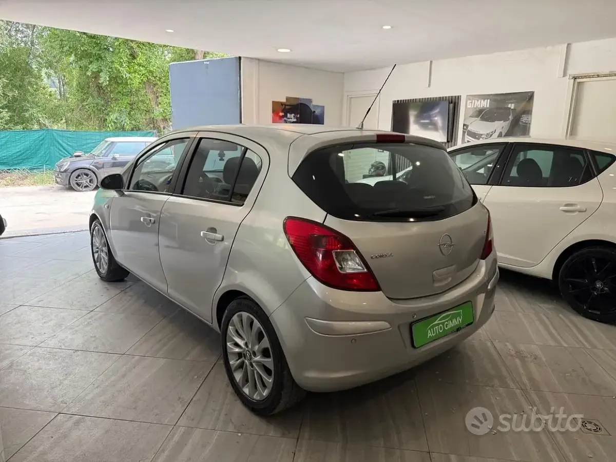 Usata Opel Corsa 75 CV (55 kW) 2010 Grigio Utilitaria
