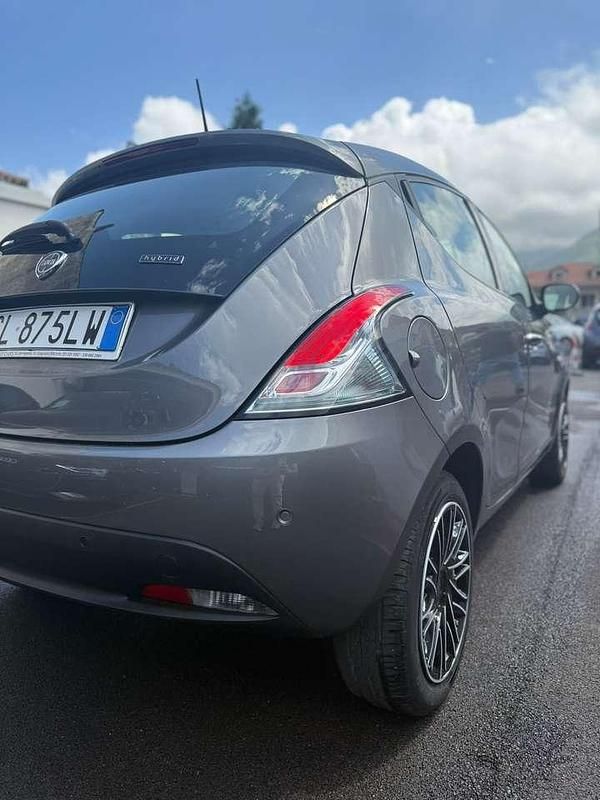 Usata Lancia Ypsilon Gold 69 CV (50 kW) 2022 Grigio Utilitaria