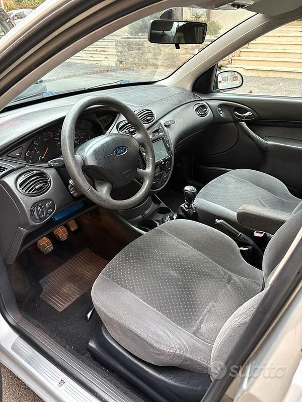 Grigio Usata 2004 Ford Focus Station wagon | 1500 € (Buon prezzo) - Immagine 1/4