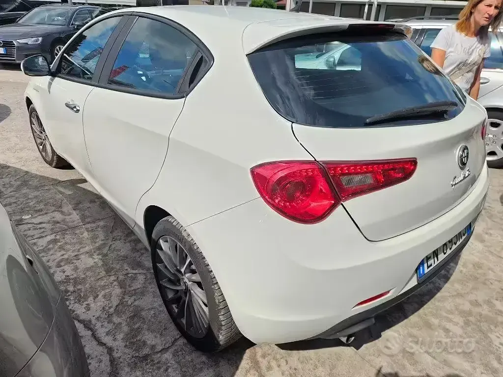 Usata Alfa Romeo Giulietta Distinctive 120 CV (88 kW) 2012 Bianco pastello Utilitaria