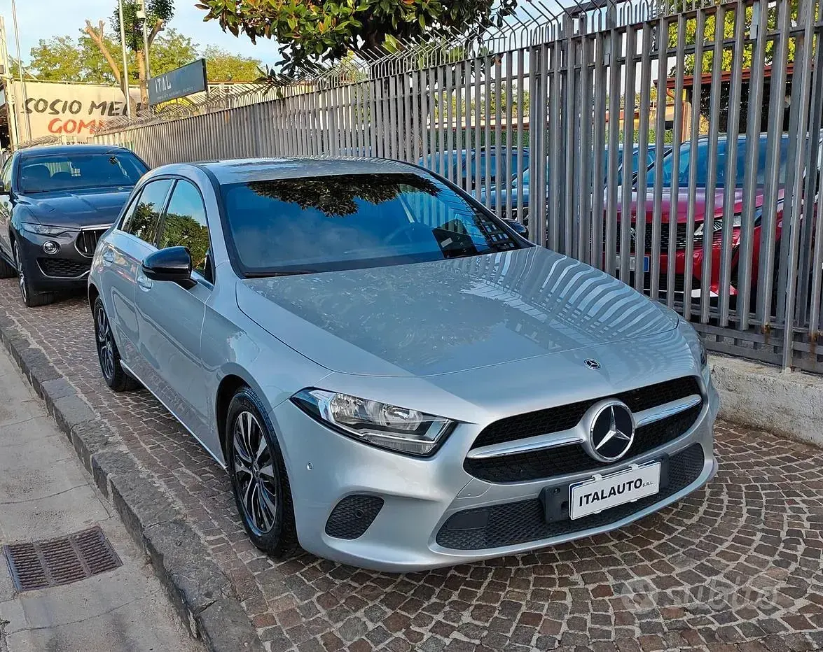 Usado Mercedes A200 Business 150 CV (110 kW) 2021 Gris Berlina