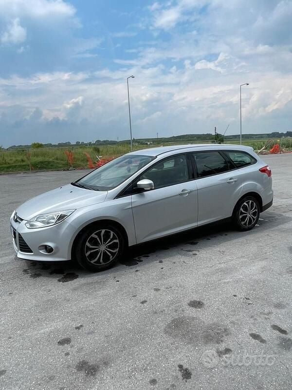 Usata Ford Focus 105 CV (77 kW) 2013 Grigio Station wagon