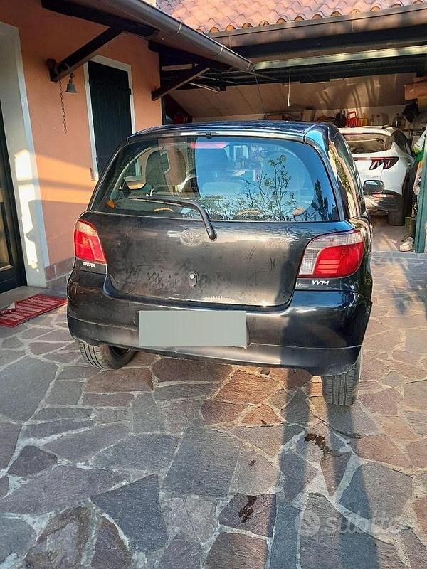 Usata Toyota Yaris 2002 Nero Berlina