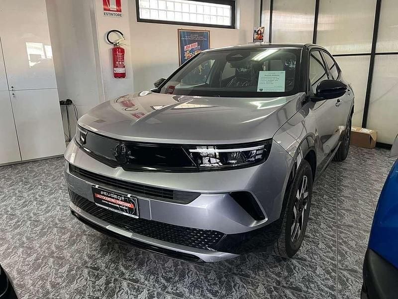 Argento Nuova 2025 Opel Mokka S SUV | 23.900 € (Buon prezzo) - Immagine 1/4