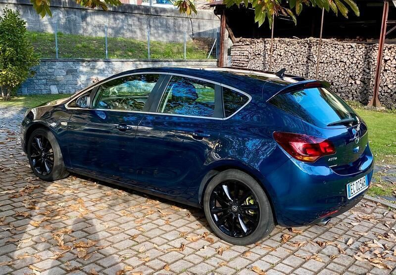 Usata Opel Astra Cosmo 160 CV (117 kW) 2010 Blu Berlina