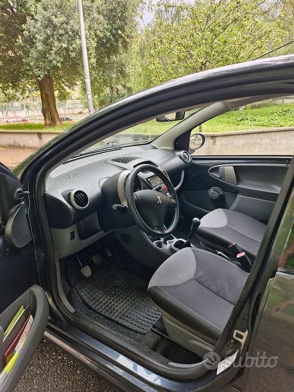 Usata Peugeot 107 68 CV (50 kW) 2009 Grigio Utilitaria
