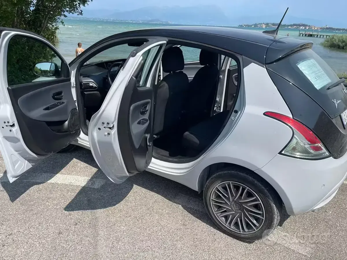 Usata Lancia Ypsilon 69 CV (50 kW) 2021 Grigio Utilitaria