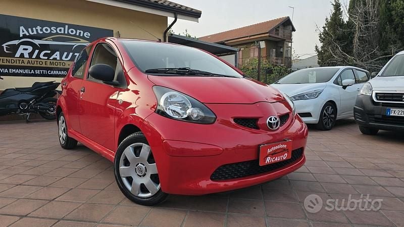 Usata Toyota Aygo 68 CV (50 kW) 2009 Rosso Utilitaria