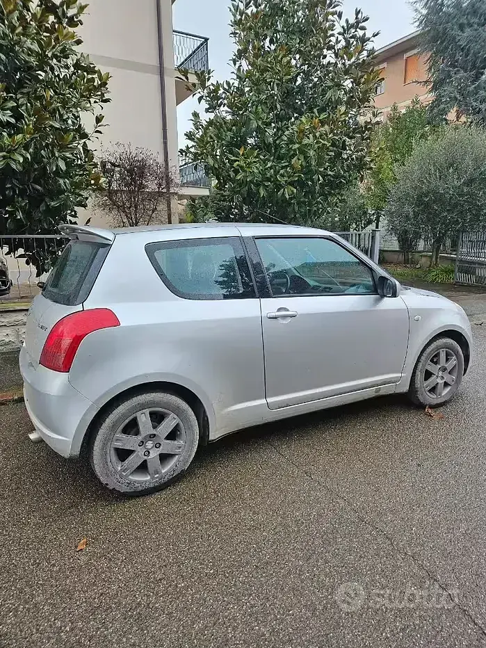 Usata Suzuki Swift 68 CV (50 kW) 2006 Grigio Utilitaria
