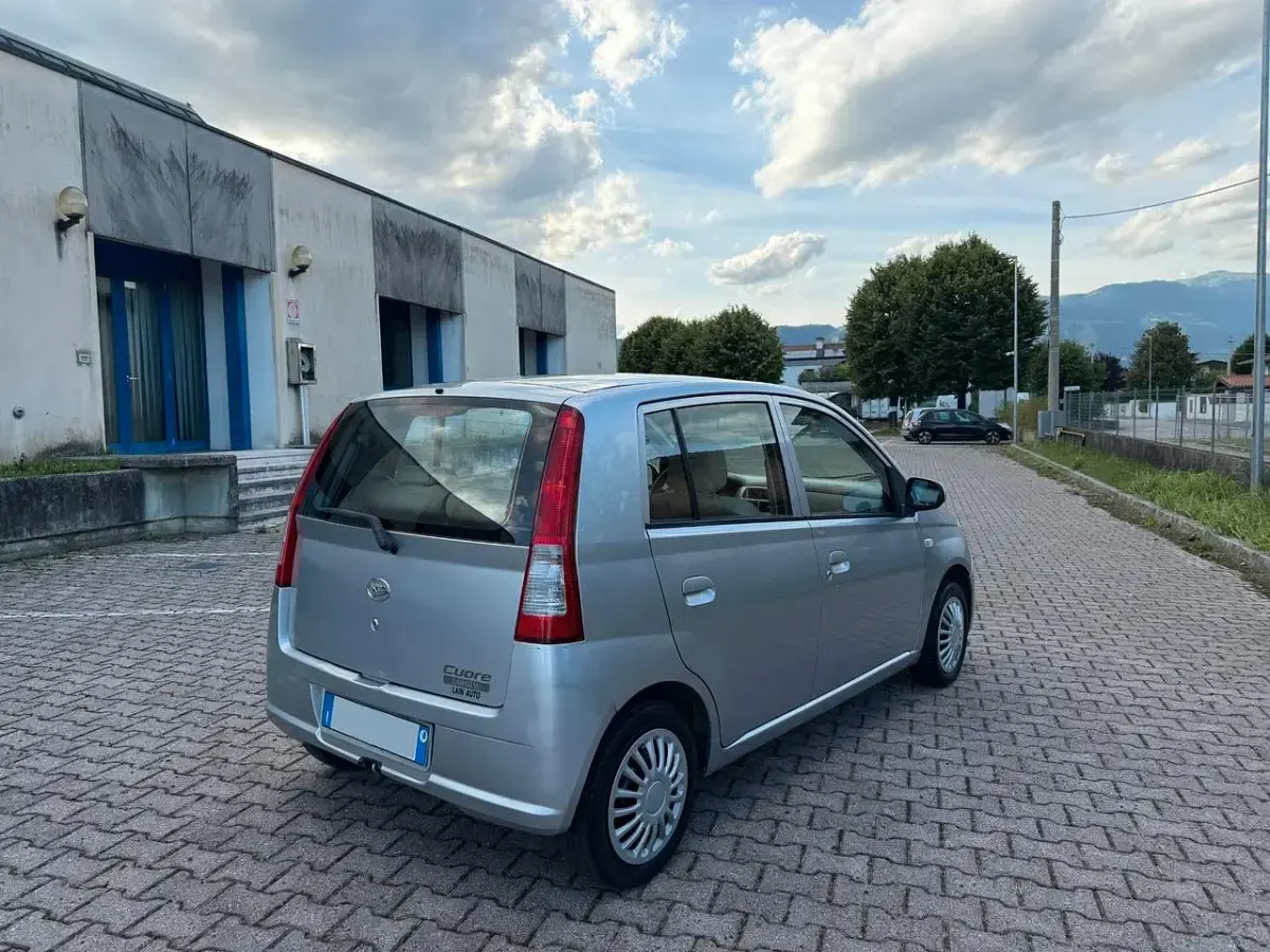 Usata Daihatsu Cuore 58 CV (42 kW) 2006 Argento Utilitaria
