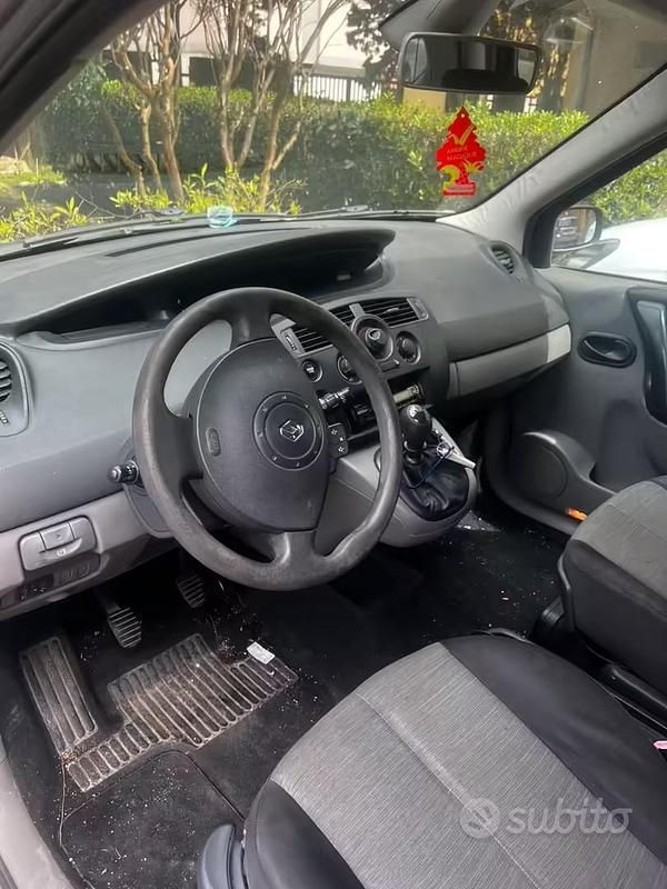 Usata Renault Mégane 64 CV (47 kW) 2005 Marrone Monovolume