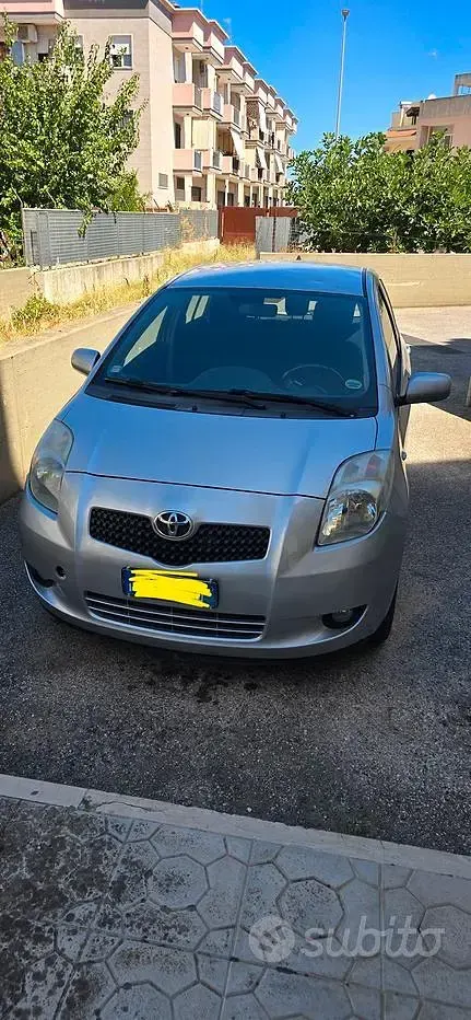 Usata Toyota Yaris 65 CV (47 kW) 2004 Grigio Utilitaria