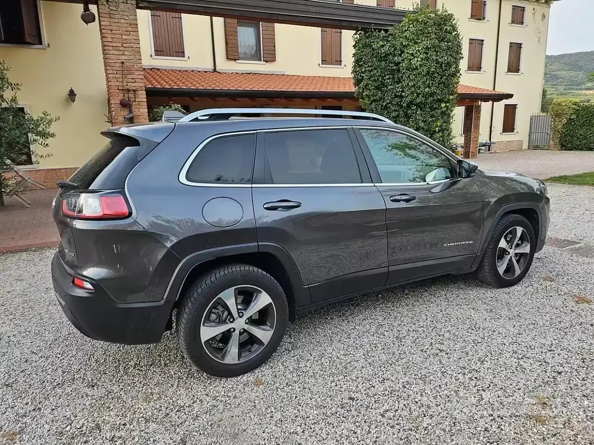Usata Jeep Cherokee Limited 194 CV (142 kW) 2019 Grigio SUV