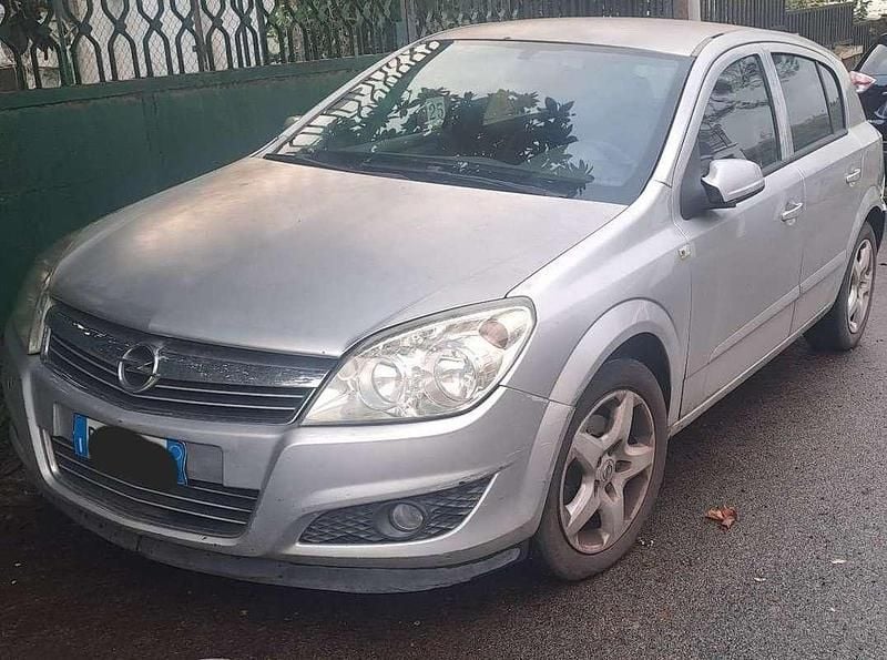 Usata 2008 Opel Astra Enjoy Tre volumi | 800 € (Super prezzo) - Immagine 1/4