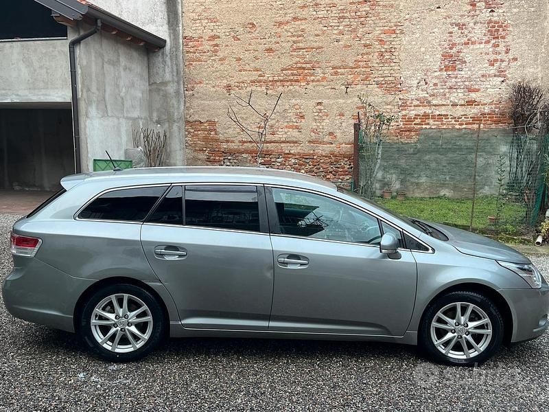 Usata Toyota Avensis Executive 126 CV (92 kW) 2010 Grigio Station wagon