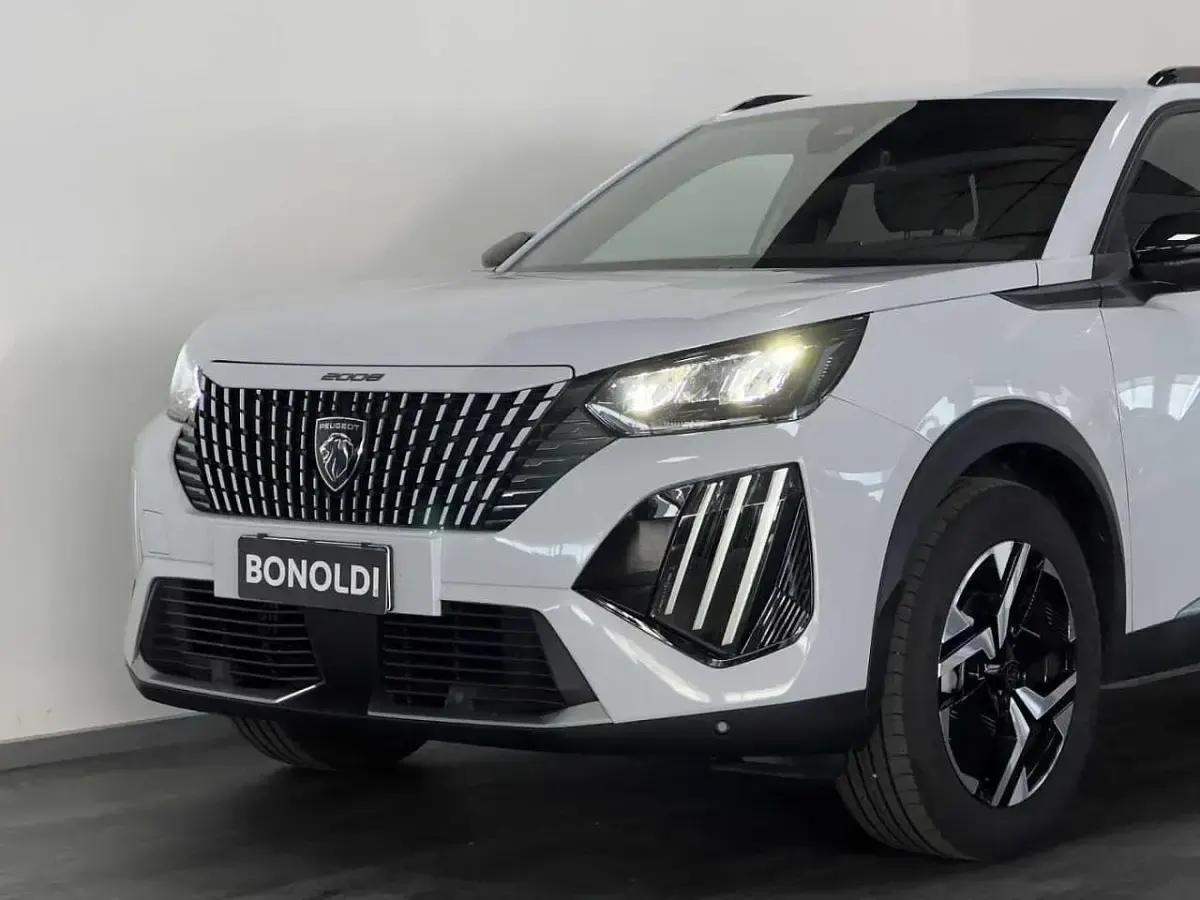 Usata Peugeot 2008 Allure 102 CV (75 kW) 2025 Bianco SUV