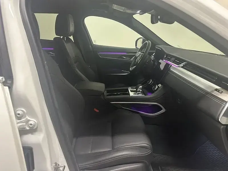 Käytetty Jaguar F-Pace R-Dynamic 204 HP (150 kW) 2023 Valkoinen Katumaasturi
