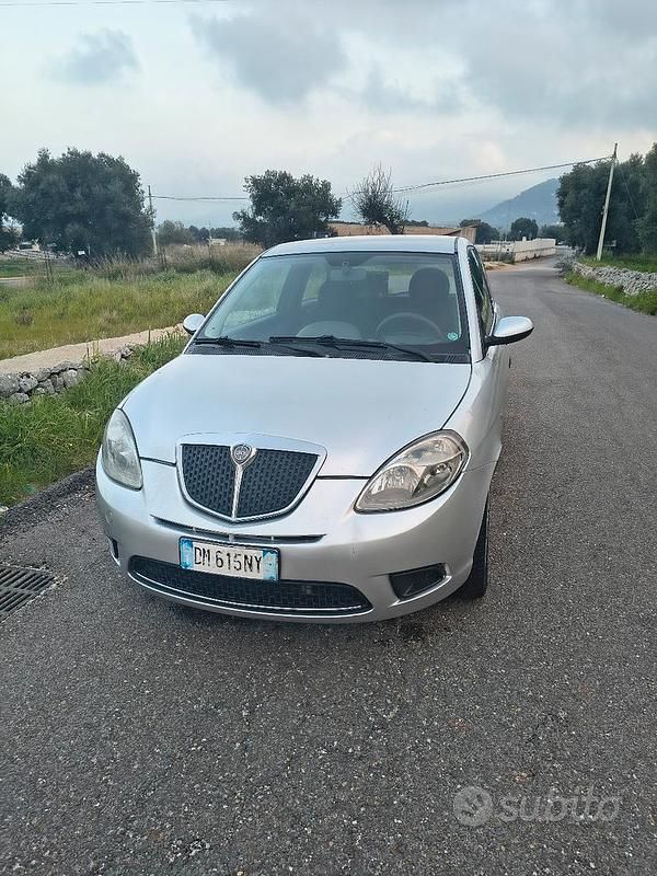 Usata Lancia Ypsilon 90 CV (66 kW) 2006 Grigio Utilitaria