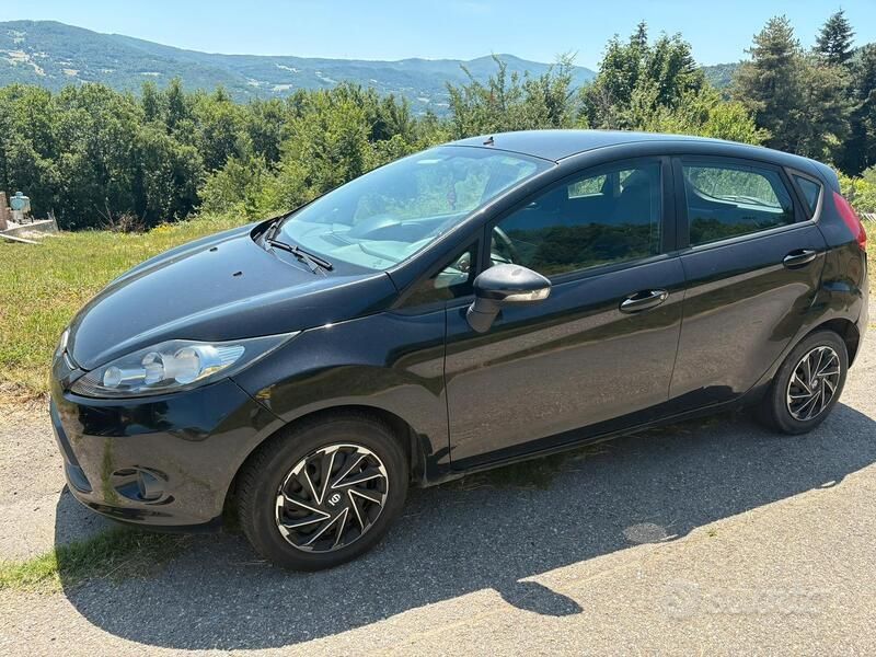 Usata 2010 Ford Fiesta Titanium Due volumi | 3500 € (Buon prezzo) - Immagine 1/4