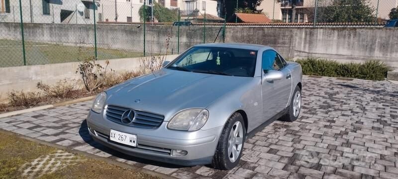 Usata Mercedes SLK200 136 CV (100 kW) 1998 Argento Cabrio