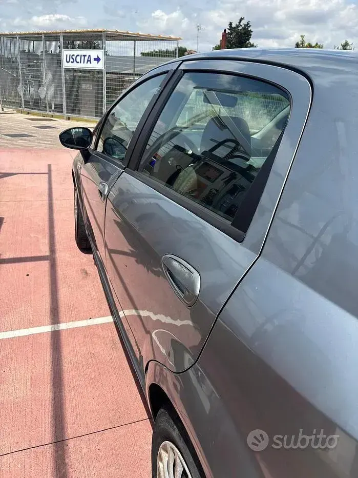 Usata Fiat Grande Punto 75 CV (55 kW) 2006 Grigio Utilitaria