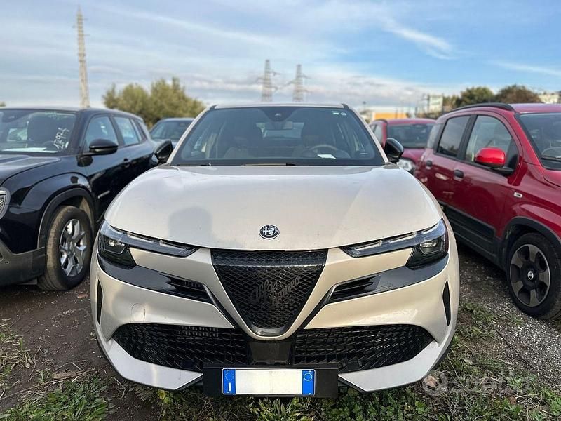 Second-hand Alfa Romeo Junior 145 CP (106 kW) 2025 Alb SUV