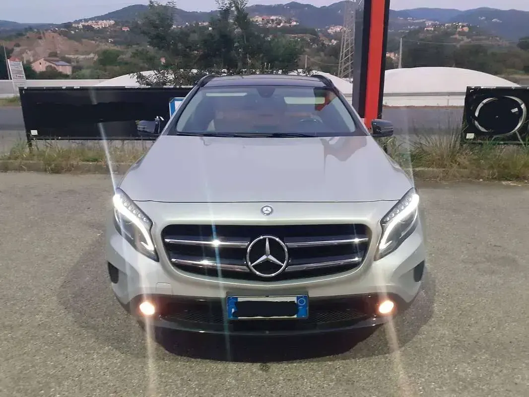 Usata Mercedes GLA180 109 CV (80 kW) 2016 Grigio SUV