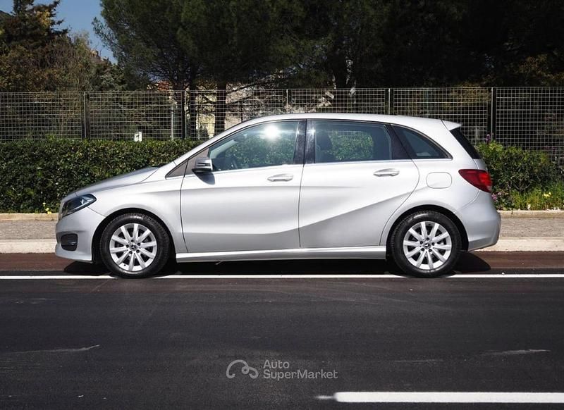 Usata Mercedes B180 109 CV (80 kW) 2018 Argento Monovolume
