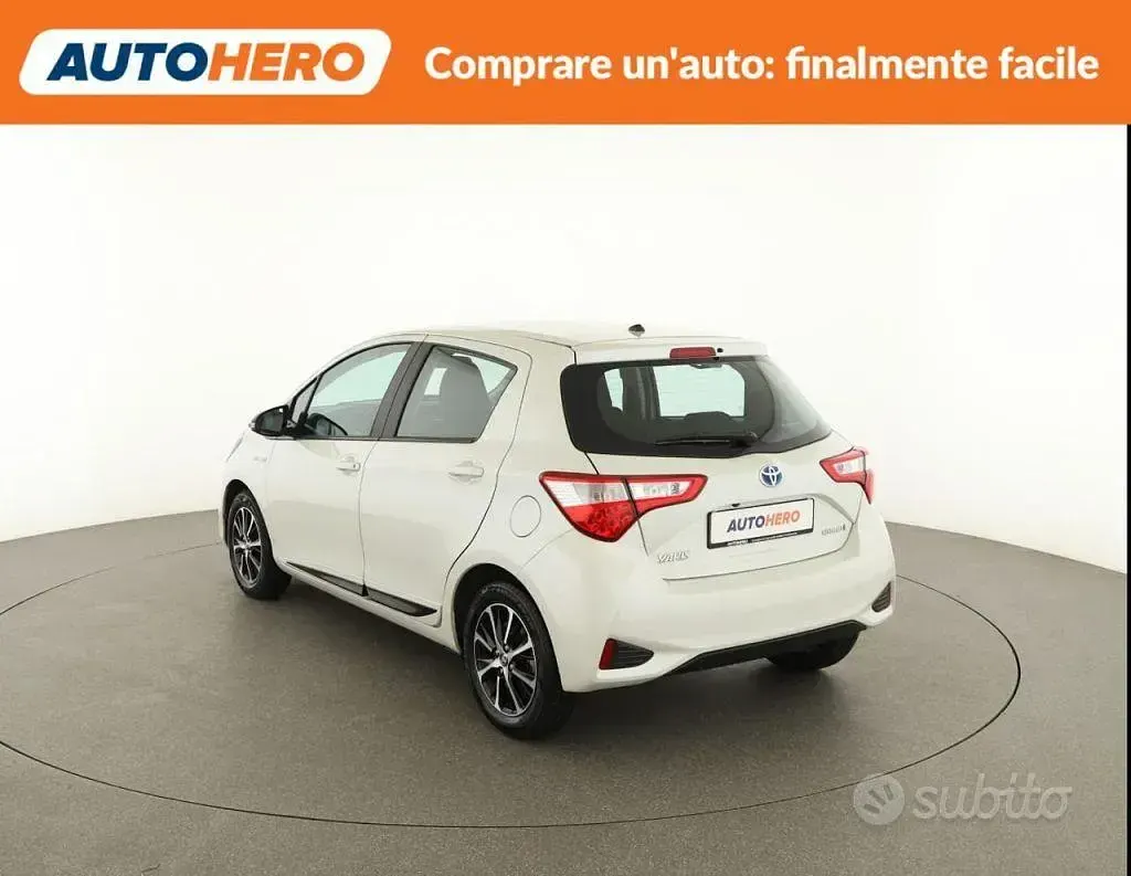Usata Toyota Yaris Hybrid 73 CV (53 kW) 2018 Bianco Berlina