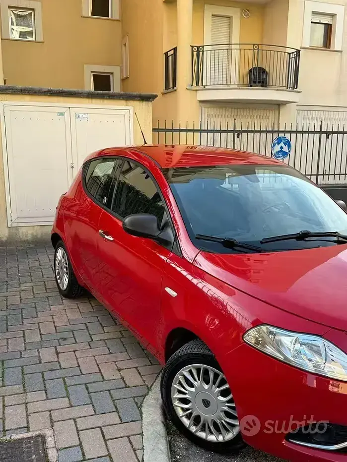 Usata Lancia Ypsilon 69 CV (50 kW) 2016 Rosso Utilitaria