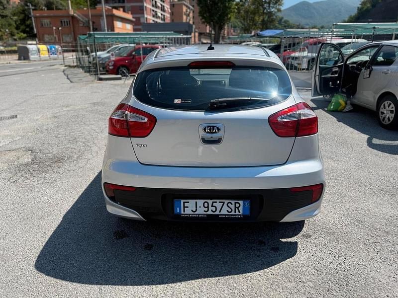 Usata Kia Rio 84 CV (61 kW) 2017 Argento Berlina
