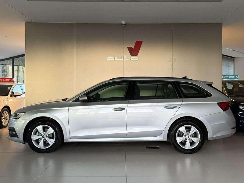 Argento Usata 2022 Skoda Octavia Executive Station wagon | 16.950 € (Buon prezzo) - Immagine 1/4