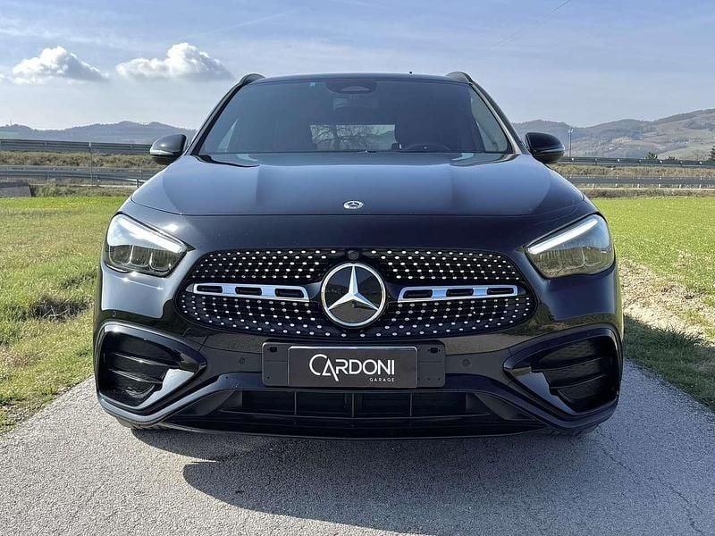 Käytetty Mercedes GLA180 AMG Line Premium 116 HP (85 kW) 2023 Musta Katumaasturi