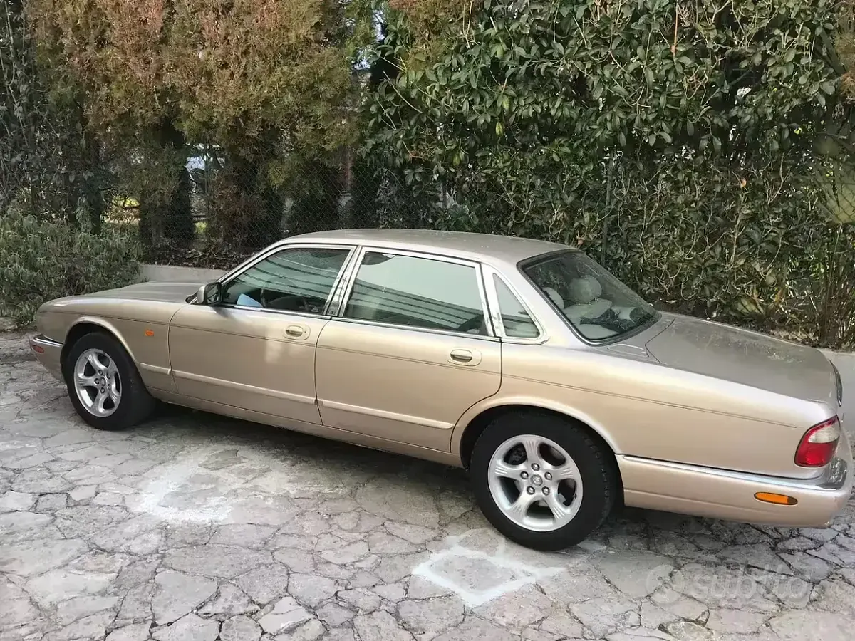 Usata Jaguar XJ Executive 237 CV (174 kW) 2001 Giallo Berlina