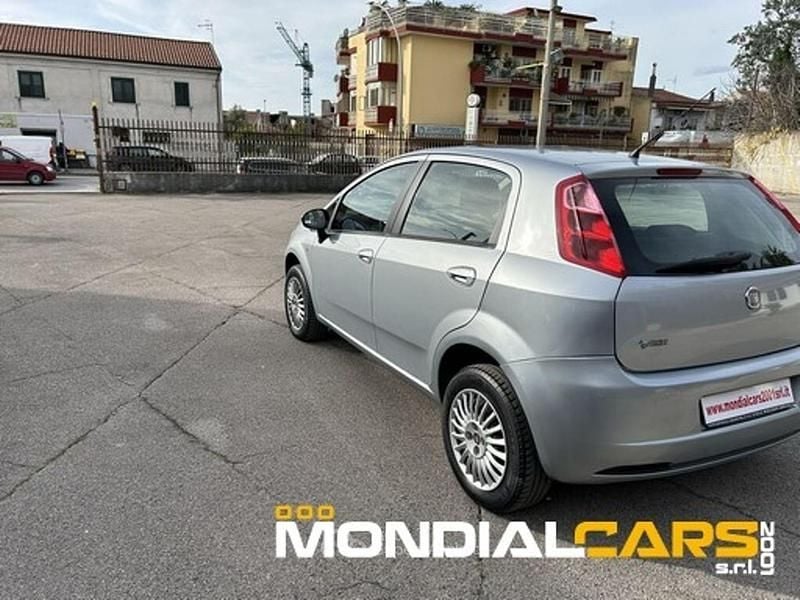 Usata Fiat Grande Punto Dynamic 77 CV (56 kW) 2009 Gray Utilitaria