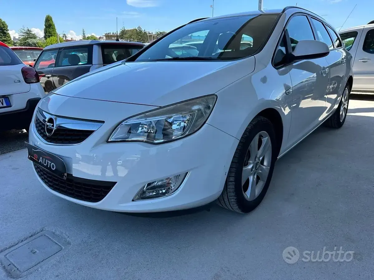 Usata Opel Astra 110 CV (80 kW) 2013 Bianco Station wagon